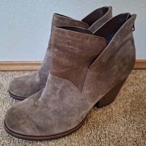 Kork-Ease Shoes Castaneda Women's Bootie size 9 brown leather ankle boot
